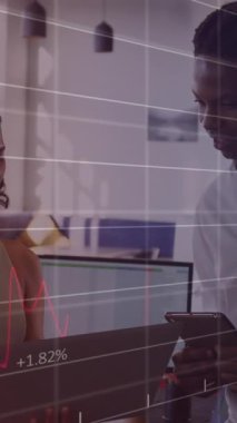 Muhtelif erkek ve kadınların ofiste tartıştığı istatistiksel veri işleme animasyonu. Bilgisayar arayüzü ve iş veri teknolojisi kavramı