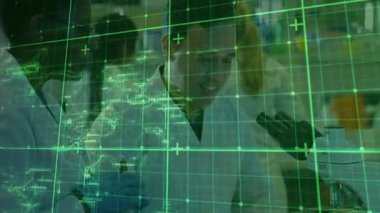 Laboratuvar bilim adamları dijital şebeke örtüsü ortaya çıktıktan sonra numuneyi analiz ederek çözelti üretmeye çalışıyorlar. Biyoteknoloji, araştırma, yenilik, dijital arayüz, takım çalışması, hassasiyet, bilimsel