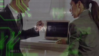 Çalışma arkadaşları masada dizüstü bilgisayarı göstererek analiz için şifreleme devresi oluşturuyorlar. Teknoloji, finans, dijital, yenilik, profesyonel, işbirliği, modern