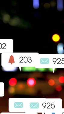 Odak şehir ışıkları dışında sosyal medya simgeleri ve numaraların animasyonu. küresel sosyal medya, ağ oluşturma, bağlantılar ve dijital arayüz kavramı dijital olarak oluşturulmuş video.