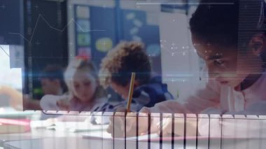 Sınıfta yazı yazan kız öğrenci öğrenim için sıraların üzerine yarı saydam grafikler koyuyor. Sınıf arkadaşları, eğitim, okur yazarlık, konsantrasyon, yenilik, işbirliği, öğrenme