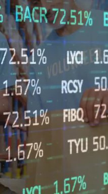 Depodaki çeşitli gönüllülerden oluşan borsa animasyonu. küresel sevkiyat, dağıtım ve bağlantılar konsepti dijital olarak oluşturulmuş video.