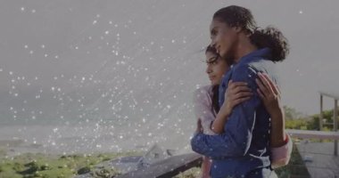 Annenin kızını kucakladığı sahil korkuluklarında dolaşırken beneklerin tahvil için sürüklendiği bir yolculuk. Aile, doğa, rahatlama, dinginlik, şefkat, manzara, bağlantı