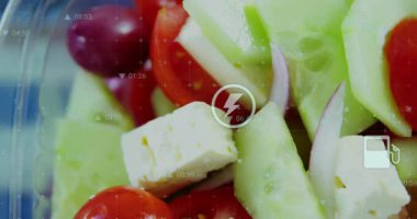 Paket servis kutusundan başlayarak ızgara ve zaman damgalarını kaplayan çoklu veri simgeleriyle başlıyoruz. Taze ürün, dijital kaplama, sağlık teknolojisi, beslenme, veri görselleştirme, modern tasarım, aşçılık yeniliği