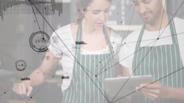 Sipariş aldıktan sonra tableti tıklatan baristalar, kafenin çalışma akışını haritalayan ağ düğümleriyle listeyi gözden geçirirler. Cafe, barista, teknoloji, dijital, işbirliği, çalışma alanı, modern