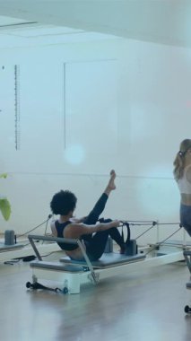 Egzersiz sınıfına katılanlara rehberlik etmek, parlak stüdyoda spor salonunu yöneten eğitmen. eğitim, egzersiz, sağlık, aktif