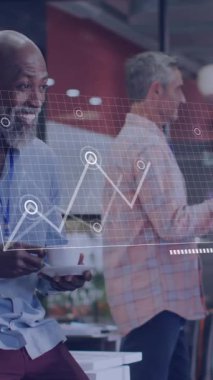 İş verileri modern ofiste işbirliği yapan çeşitli profesyonellerin animasyonlarını gösteriyor. işbirliği, takım çalışması, şirket, teknoloji, strateji, üretkenlik