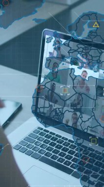 VR kulaklık üzerinden bağlantı ağı ve sosyal medya bildirimleri animasyonu. Küresel ağ ve iş teknolojisi kavramı.