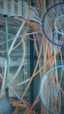 Bilgisayar kabloları üzerinden veri işleme animasyonu. bilgisayarlar, ağ, veri işleme, teknoloji ve dijital arayüz kavramı dijital olarak oluşturuldu.