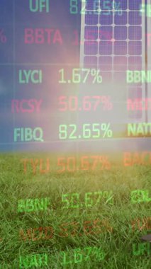Yeşil alandaki güneş panelleri üzerinden finansal veri işleme animasyonu. Dijital olarak üretilen küresel sürdürülebilirlik, iş, yeşil ve güneş enerjisi kavramı.
