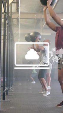 Spor salonunda egzersiz yapan farklı sporcuların veri işleme ve iş simgelerinin animasyonu. Teknoloji, spor ve dijital arayüz kavramı dijital olarak oluşturulmuş video.