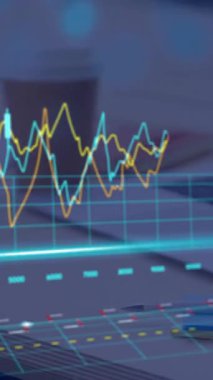 Dünya ve dizüstü bilgisayarda finansal veri işleme animasyonu. Küresel finans, iş, bağlantılar, hesaplama ve veri işleme kavramı dijital olarak oluşturulmuş video.