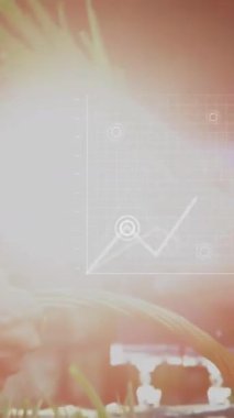 Dükkanda sebze toplayan beyaz adamın veri işleme ve diyagramlarının animasyonu. Teknoloji, alışveriş ve dijital arayüz kavramı dijital olarak oluşturulmuş video.