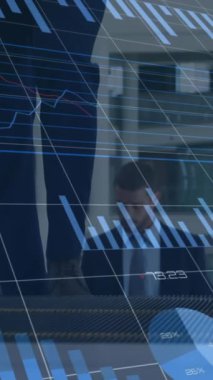 Grafiklerin, numaraların ve beyaz işadamlarının yürüyen merdivenle yukarı çıkmalarının animasyonu. Dijital bileşik, çoklu pozlama, rapor, ilerleme, bavul, iş seyahati, teknoloji.