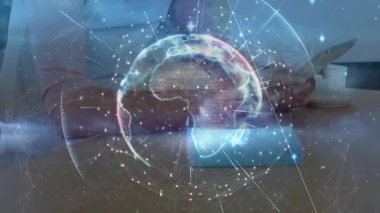 Adam akıllı telefonu dinleyip AR dünyasını çalıştırıyor. Teknolojide Afrika bölgesini parlaklaştırıyor. Teknoloji, yenilik, fütürizm, dijital, bağlantı, görselleştirme, çalışma alanı