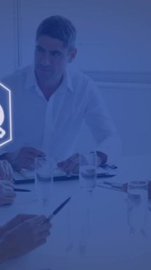 Çeşitli iş adamları üzerinde teknoloji ikonlarının canlandırılması. business, network, links ve teknoloji konsepti dijital olarak oluşturulmuş video.