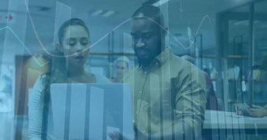 Baro çizelgesini tutan açık ofis kadınlarında finans harcamaları ve eğilimleri analiz eden erkekler görülüyor. İşbirliği, analitik, takım çalışması, iş, yenilik, veri, ilerleme