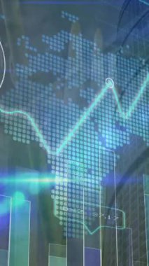 Veri işleme ve şehir haritasının animasyonu. küresel iş ve dijital arayüz kavramı dijital olarak oluşturulmuş video.