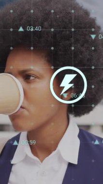 Afro-Amerikan kadın kahve içerken çekilmiş iş ikonlarının ve verilerin animasyonu. Dijital olarak oluşturulmuş küresel sosyal medya, iş, bağlantılar ve veri işleme kavramı.