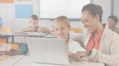 Öğretmen dizüstü bilgisayara eğiliyor ve eğitim keşfi için yazı yazan akıllı kıza işaret ediyor. Eğitim, sınıf, teknoloji, öğrenme, akıl hocalığı, gençlik, işbirliği