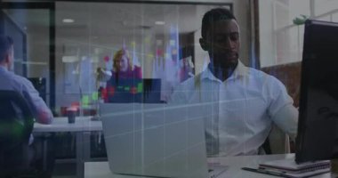 İşçiler ekranları izliyor ve nabız ölçümlerine, telefona, kaydırmaya ve konuşmaya neden oluyor. Finans, teknoloji, işbirliği, çalışma alanı, ilham, profesyonel, veri