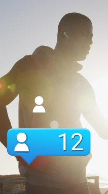 Sayıları gökyüzüne karşı su içen Afro-Amerikan erkek sporcunun üzerinde olan insanların canlandırması. Dijital bileşik, sosyal medya, büyüme, egzersiz, fitness, ayakta durma, yorgunluk, yaz, teknoloji.