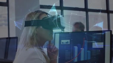 Yüzen ağ örgüsünü başlatan, dönen dünyayı oluşturan, teknolojik verileri analiz eden bir kadın. Teknoloji, yenilik, dijital, veri görselleştirme, fütürizm, çalışma alanı, işbirliği