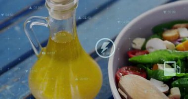 Şimşek simgesi sürahide kayboluyor, kamera salataya kayıyor sağlık faydalarını vurguluyor. Sağlıklı yeme, beslenme, organik, taze, yaşam tarzı, yemek sunumu, ev yemeği