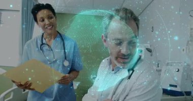 Doktor tıbbi tablolara uzanıyor ve hemşire hayati organları kaydederken yeşil küreyi çalıştırıyor. Tıbbi, sağlık, işbirliği, dijital, teknoloji, hastane, teşhis