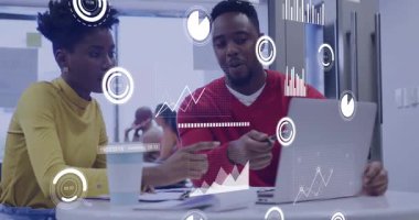 Telefonları dinleyen, bilgisayardaki animasyon iş çizelgelerini hazırlayan iş arkadaşı veri notları yazarken. İşbirliği, takım çalışması, veri analizi, iş toplantısı, modern ofis, profesyonel, dijital teknoloji