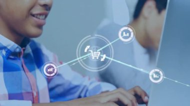 Laboratuvarda dizüstü bilgisayarı yazan genç çocuk, emsallerini kapsayan alışveriş arabası şebekesini genişletiyor. Teknoloji, veri, analitik, eğitim, dijital, bağlantı, yenilik