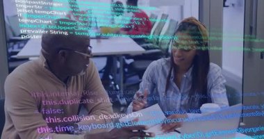 Akıl hocası dizüstü bilgisayardaki akıl hocasını işaret ederek programlama notları alarak gelişimi ön plana çıkarıyor. İşbirliği, eğitim, teknoloji, öğrenme, bilgi, yenilik, rehberlik