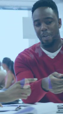 Ofisteki çeşitli iş adamları üzerinde veri işleme animasyonu. Küresel iş ve dijital arayüz kavramı dijital olarak oluşturulmuş video.