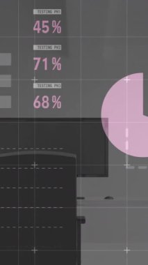 Masanın üzerinde beyaz arka planda bilgisayarla finansal veri işleme animasyonu. Küresel meşgul, bilgisayar, finans ve dijital arayüz kavramı dijital olarak oluşturulmuş video.