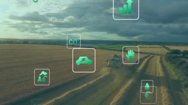 Hasat makinesinin sağ tarafa girmesi yeşil veri güncellemesini gösteren simgeleri tetikler. Tarım, sürdürülebilirlik, veri görselleştirme, tarım teknolojisi, çevre dostu, hassas tarım, yenilenebilir enerji