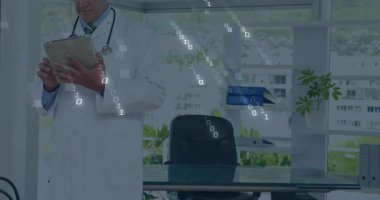 Tıp bürosu sahnesini kaplayan ikili akımları sağlayan tablet ve kaydırmalı veriler. Teknoloji, sağlık, dijital, yenilik, profesyonellik, modernlik, veri