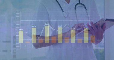 Kadın tıbbi uzman hasta veri incelemesine başlıyor. Tableti tıkırdatıyor ve tableti güncelliyor. Sağlık, veri analizi, tıbbi teknoloji, profesyonel, klinik, yenilik, dijital