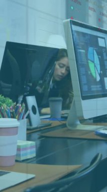 Ofiste çalışan farklı insanlar üzerinde veri işleme animasyonu. Küresel iş, bilgisayar, dijital arayüz ve veri işleme kavramı dijital olarak oluşturuldu.