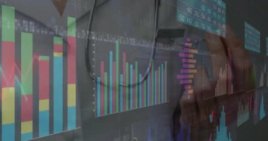 Tıbbi profesyonellerin dijital bar grafiği gülen yüzleri gösterirken sağlık verilerini tazeliyor. Analitik, sağlık, teknoloji, yenilik, veri görselleştirme, tıbbi görselleştirme, dijital arayüz