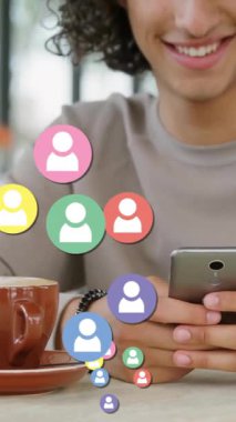 Akıllı telefon kullanan insan üzerindeki simgelerin animasyonu. Sosyal medya, iletişim ve dijital arayüz kavramı dijital olarak oluşturulmuş video.