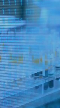 Test tüpleriyle Afro-Amerikan kadın doktor üzerinde veri işleme animasyonu. Küresel tıp ve dijital arayüz kavramı dijital olarak oluşturulmuş video.