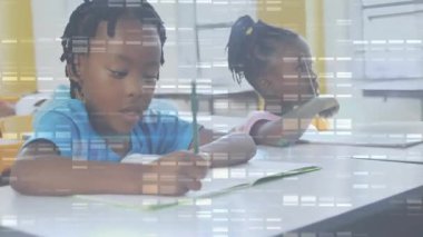 Sınıf öğrencileri, eğik erkek ve kalem toplayarak ödevlerini tamamlayan kız öğrencilerin yazılarını başlatıyor. Öğrenci, eğitim, öğrenim, okur yazarlık, odaklanma, konsantrasyon, sınıf