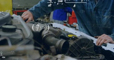 Tamirci, makine dairesinde kontrol edilecek bir bez parçası, eldiven giyecek ve garajda motor kapağını kaldıracak. Otomotiv, endüstriyel, teknik, dayanıklılık, verimlilik, hassasiyet, makine