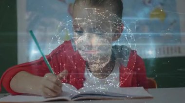 Öğrenci kız yeşil kalem yazma notlarına uzanıyor. Ders çalışmak için sınıfta dönen dünyayı ateşliyor. Eğitim, öğrenim, bilgi, öğrenci, sınıf, yenilik, teknoloji