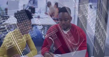 İş arkadaşları dizüstü bilgisayara eğilip notları ve ölçümleri analiz ediyorlar. İşbirliği, veri analizi, takım, üretkenlik, yenilik, modern ofis, odaklanma