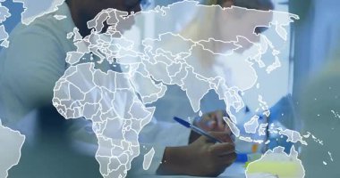 Laboratuar bilimcisi notları harita şeklinde yazıp yeşil matarayı kaldırıyor ve sonucu değerlendiriyor. Araştırma, yenilik, işbirliği, deney, kesinlik, keşif, profesyonel