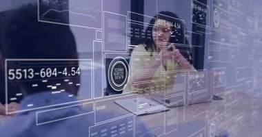 Meslektaşlar iş toplantısını ayarlıyor ve veri panellerini inceleme ölçümlerini gösteren örtüşmeler başlatıyorlar. İşbirliği, takım çalışması, teknoloji, analitik, beyin fırtınası, profesyonel, yenilik