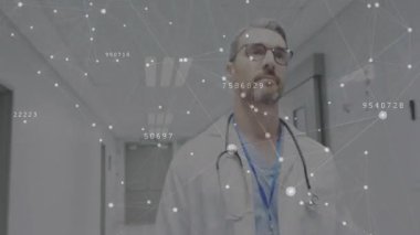 Erkek doktor sağlık koridorunda yürüyor, yüzen veri düğümlerini etkinleştiriyor ve hasta verilerini gösteriyor. Tıbbi, teknoloji, fütüristik, hastane, dijital, sağlık, profesyonel