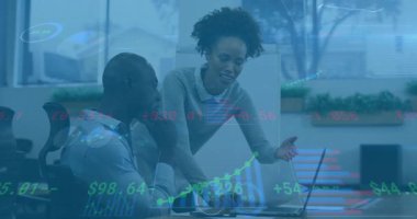 Dizüstü bilgisayarın yanına rapor koyan kadın, artan yüzdeleri gösteren hareketli finansal grafikleri tetikliyor. İş ortaklığı, finansal analizler, modern ofis, takım çalışması, veri görselleştirme, profesyonel çevre, kurumsal iletişim