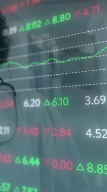 Hastane koridorunda gülümseyen bir sağlık uzmanı için borsa veri animasyonu. finans, teknoloji, iş, sağlık, gülümseme, büyüme